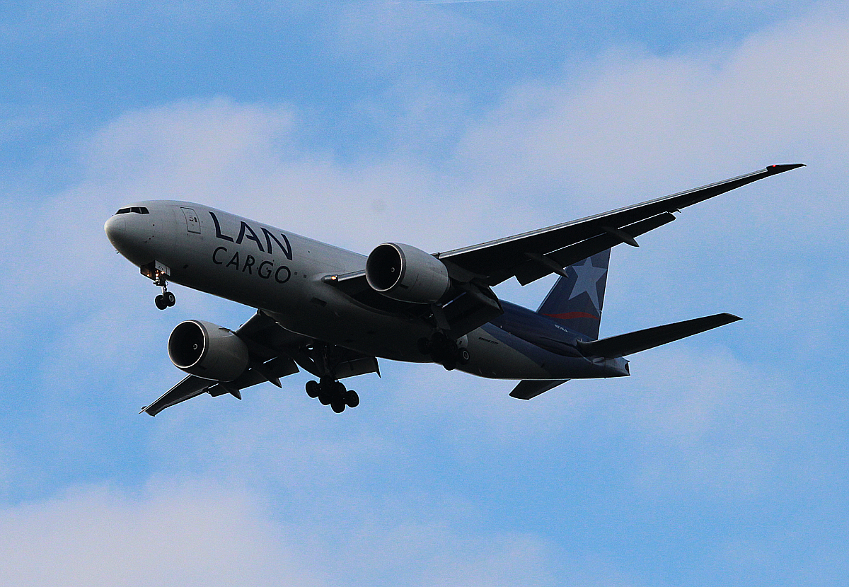 LAN Cargo B 777-F6N N774LA im Anflug auf Frankfurt am 12.06.2013