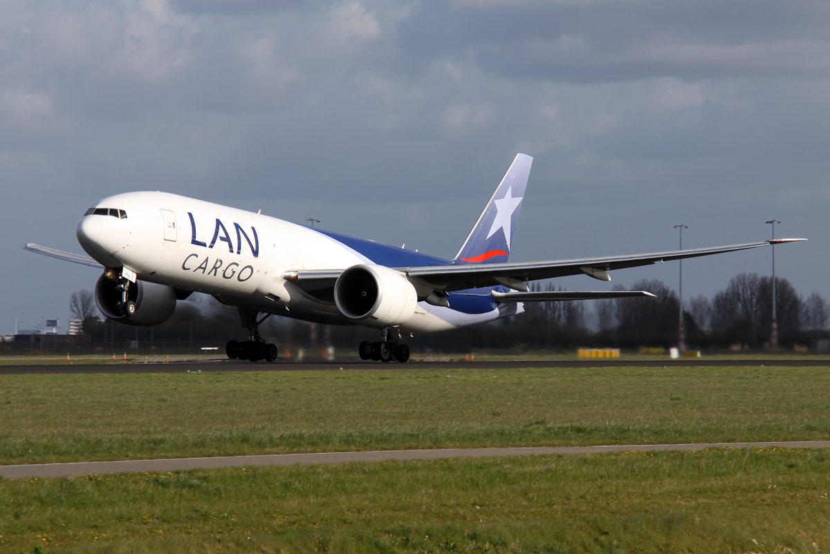 LAN Cargo B777-200F N774LA beim Takeoff auf 36L in AMS / EHAM / Amsterdam am 15.04.2012