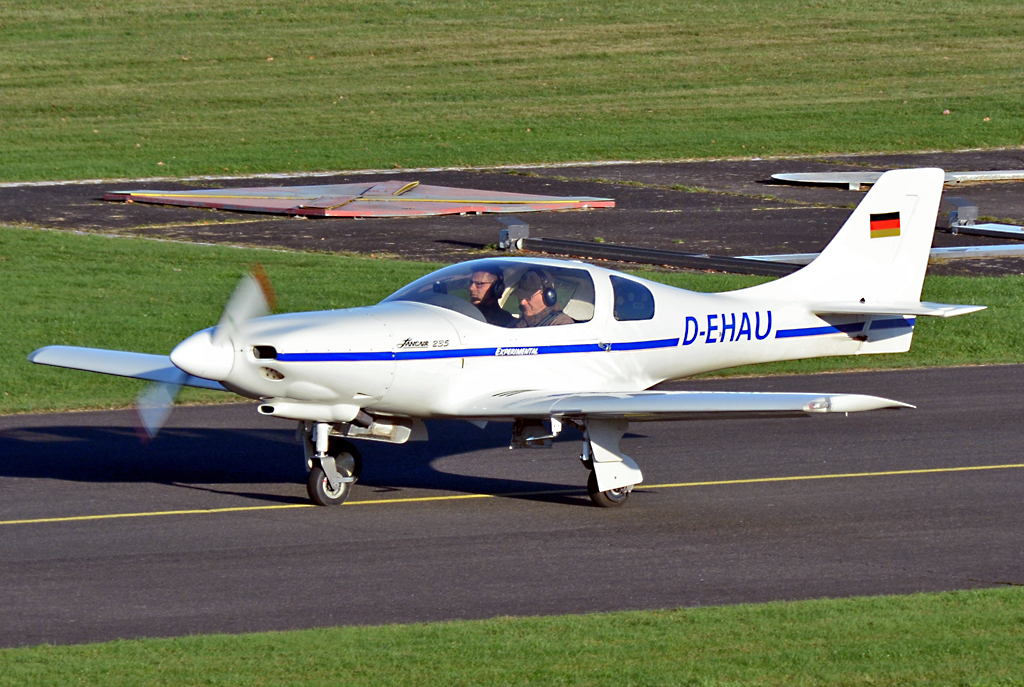 Lancair 235 Experimental, D-EHAU, taxy in EDKB 27.11.2015