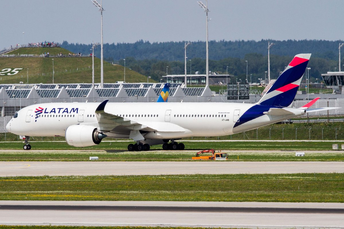 LATAM Airlines Brasil (JJ-TAM), A7-AMB, Airbus, A 350-941 (lst. QR = PR-XTF), 22.08.2017, MUC-EDDM, München, Germany 