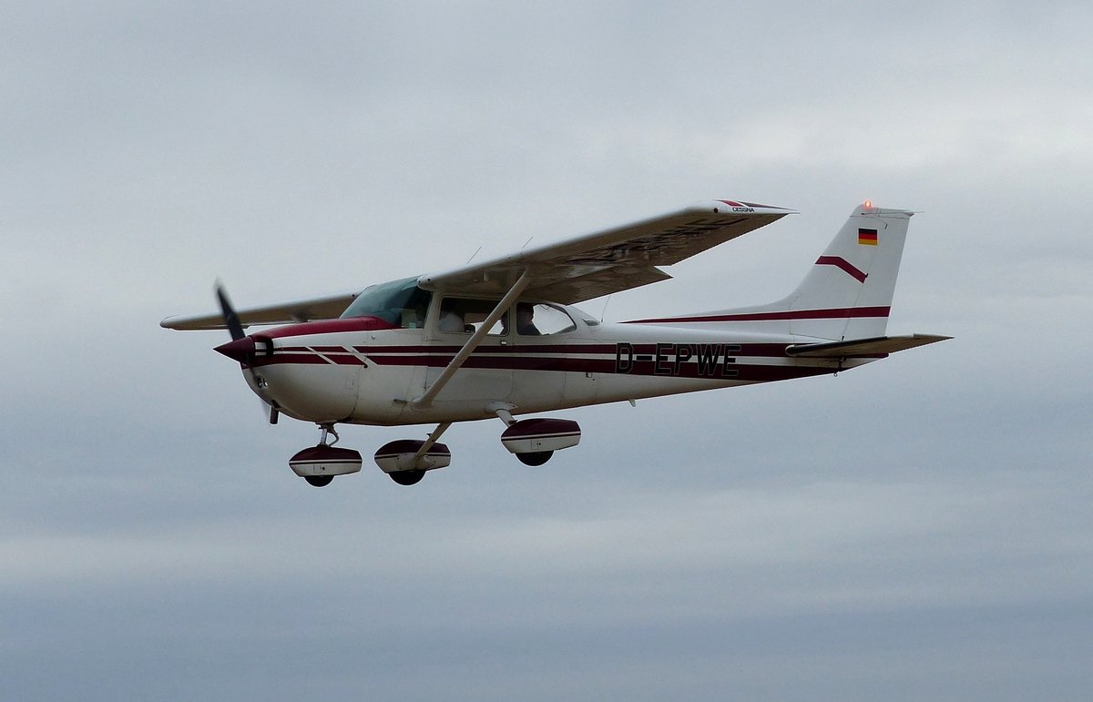 LFDU, Cessna 172 Skyhawk, D-EPWE von Peter Künast, nach einem Gästerundflug über Gera im Endanflug auf die Piste 06 am 1.9.2018