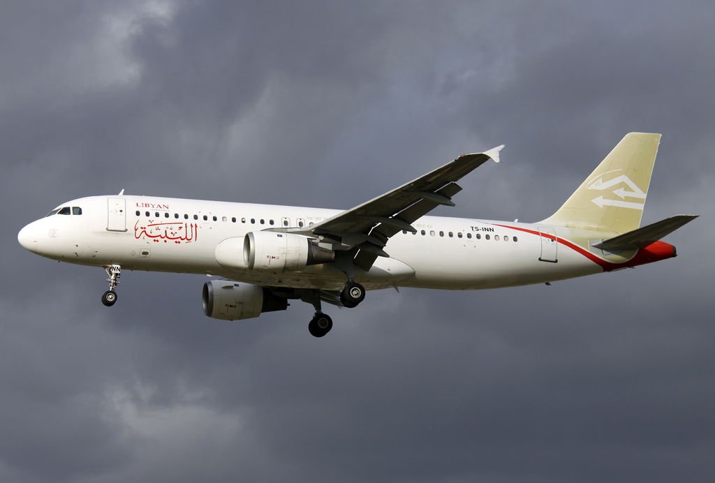 Libyan A-320 TS-INN im Anflug auf 27L in LHR / EGLL / London Heathrow am 22.02.2014