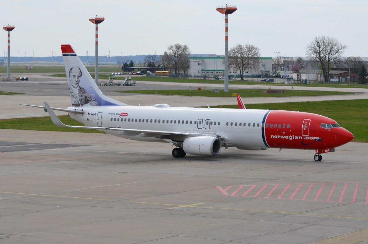 LN-NIA Norwegian Air Shuttle Boeing 737-8JP(WL)   zum Gate in Schönefeld  14.04.2015