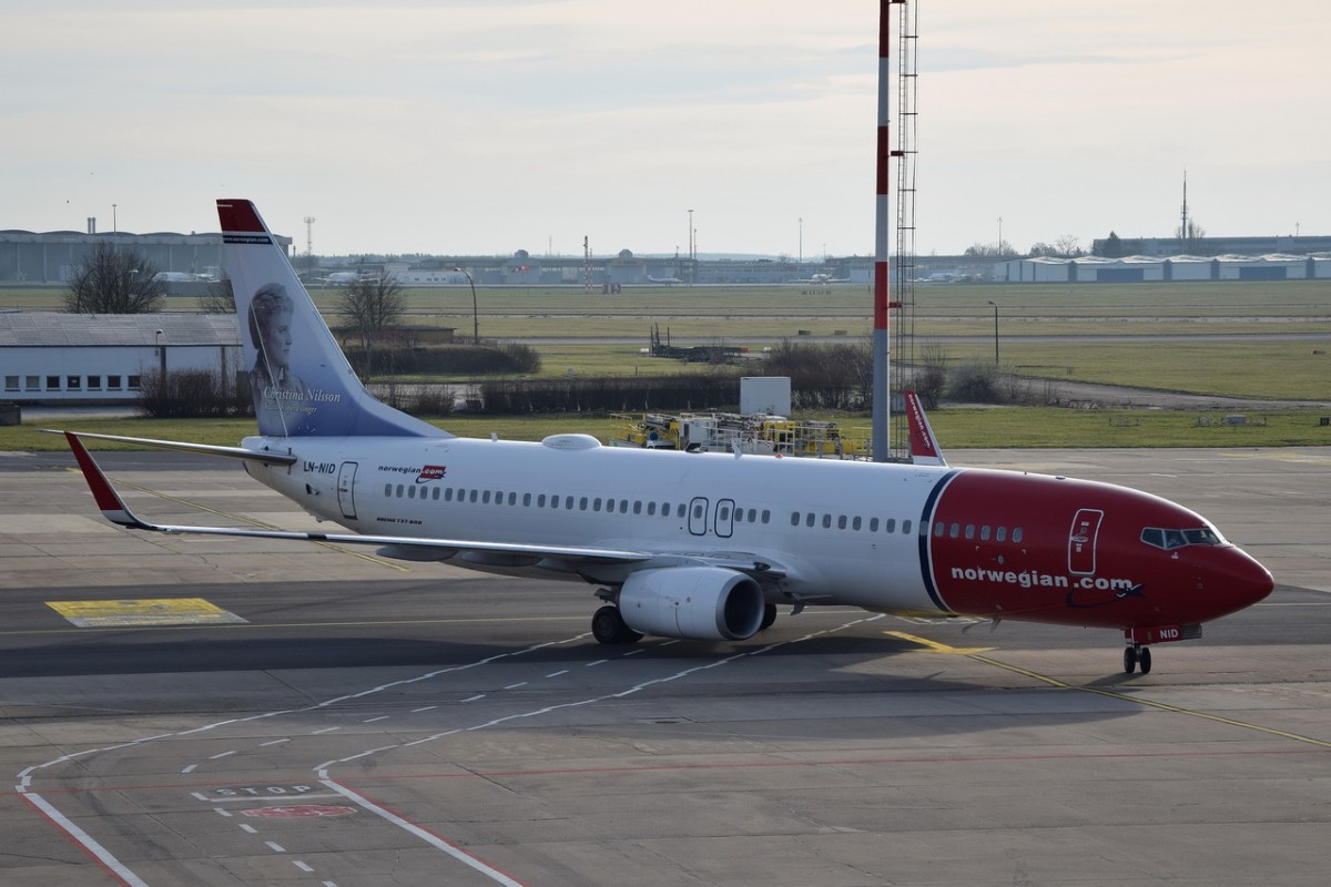 LNNID Norwegian Air Shuttle Boeing 7378JP(WL) zum Gate am 27.12.2015 in Schönefeld Flugzeug