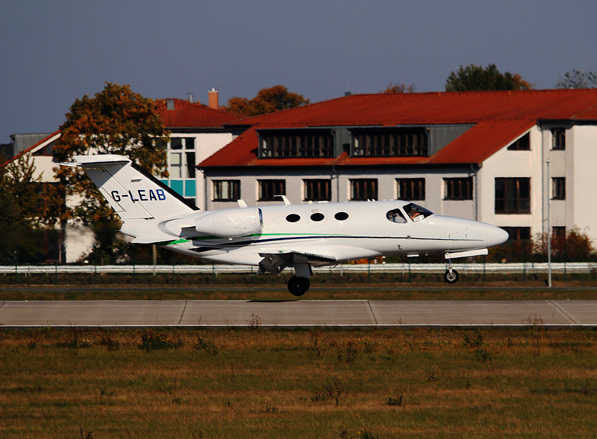 London Executive Aviation Cessna 510 Citation Mustang G-LEAB nach der Landung in Berlin-Schnefeld(BER) am 11.10.2015