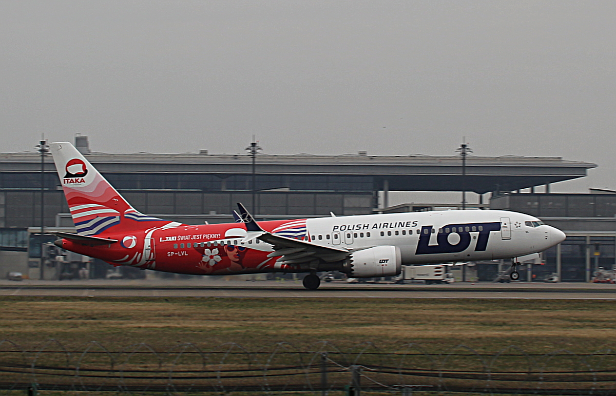 LOT, Boeing B 737 MASX 8, SP-LVL, BER, 12.04.2026