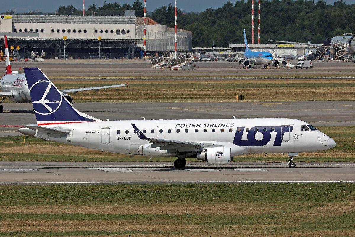 LOT Polish Airlines, SP-LDF, Embraer ERJ-170LR, msn: 17000035, 11.Juli 2025, MXP Milano Malpensa, Italy.
