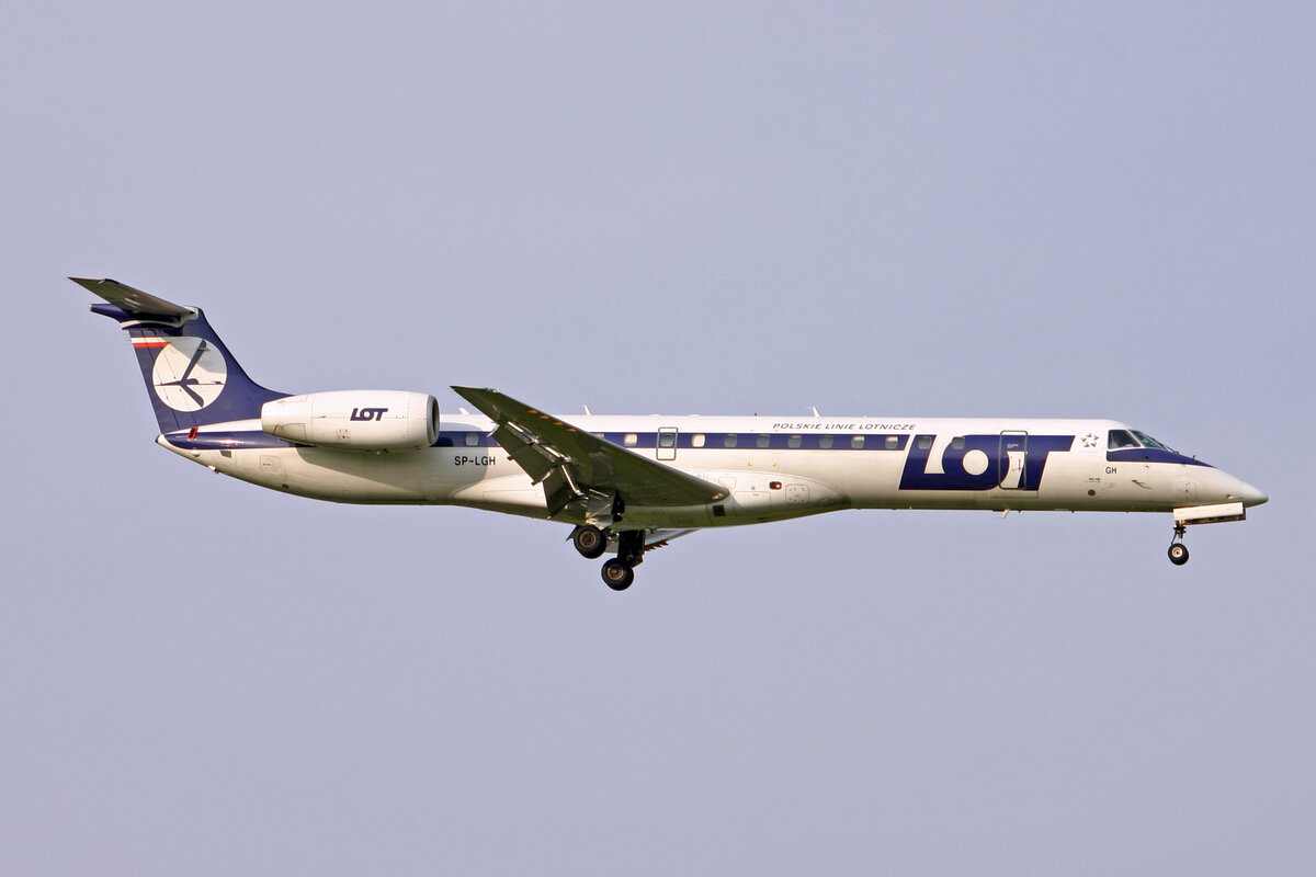 LOT Polish Airlines, SP-LGH, Embraer ERJ-145MP, msn: 14500239, 19.April 2006, ZRH Zürich, Switzerland.