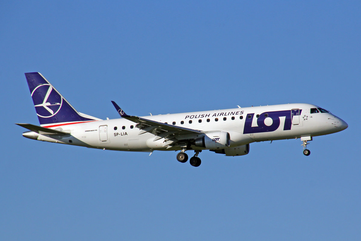 LOT Polish Airlines, SP-LIA, Embraer ERJ-175LR, msn: 17000125, 29.Juli 2017, ZRH Zürich, Switzerland.