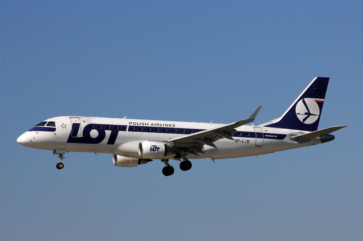 LOT Polish Airlines, SP-LIB, Embraer ERJ-175LR, msn: 17000132, 28.April 2016, ZRH Zürich, Switzerland.