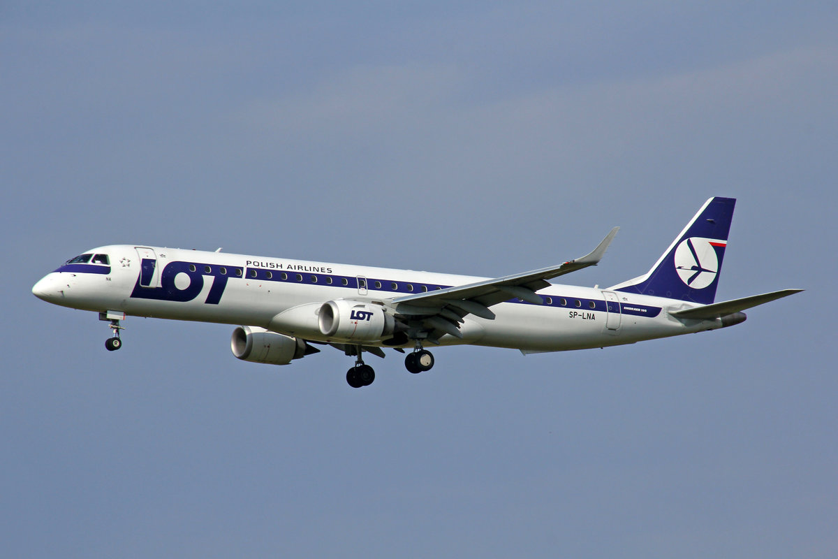 LOT Polish Airlines, SP-LNA, Embraer ERJ-195LR, msn: 19000415, 01.August 2020, ZRH Zürich, Switzerland.