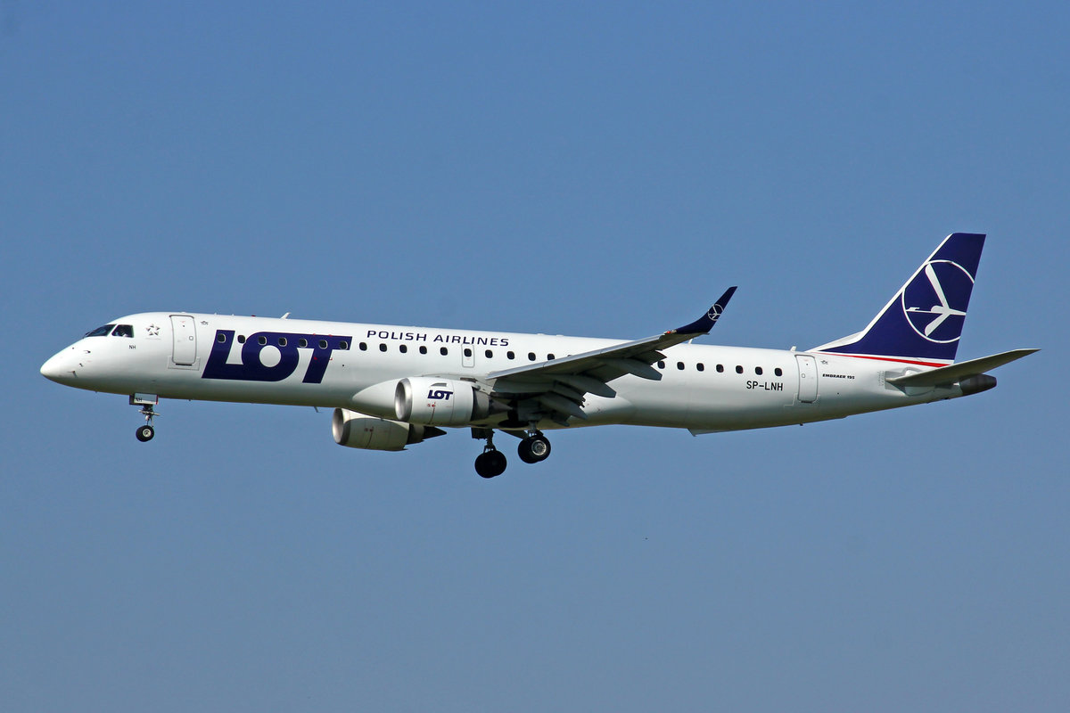 LOT Polish Airlines, SP-LNH, Embraer ERJ-195, msn: 19000239, 24.Juli 2019, ZRH Zürich, Switzerland.