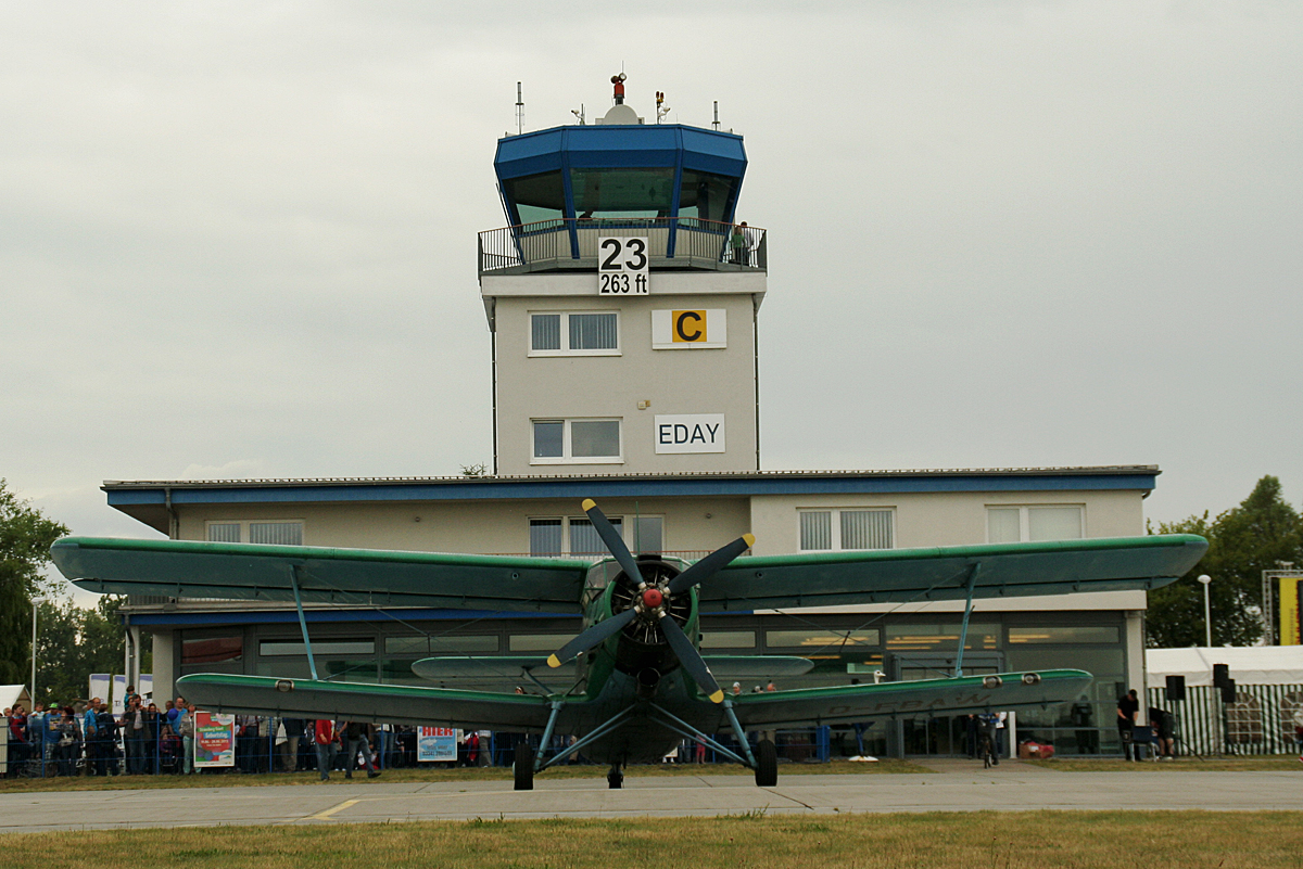 LTS Luft Taxi Service An-2T D-FBAW am 27.06.2015 vor dem Tower auf dem Flugplatz Strausberg