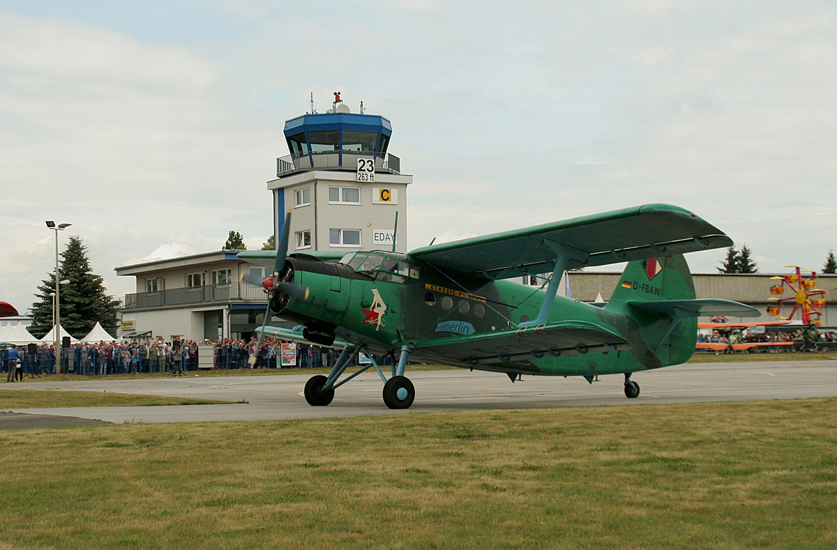 LTS Luft Taxi Service An-2T D-FBAW auf dem Weg zum Start auf dem Flugplatz Strausberg am 27.06.2015