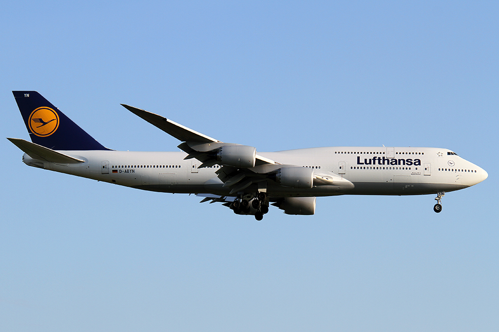 Lufthansa 747 8i (Reg.: D-ABYC) im Anflug auf die RWY 07R in FRA am 08.08.2014