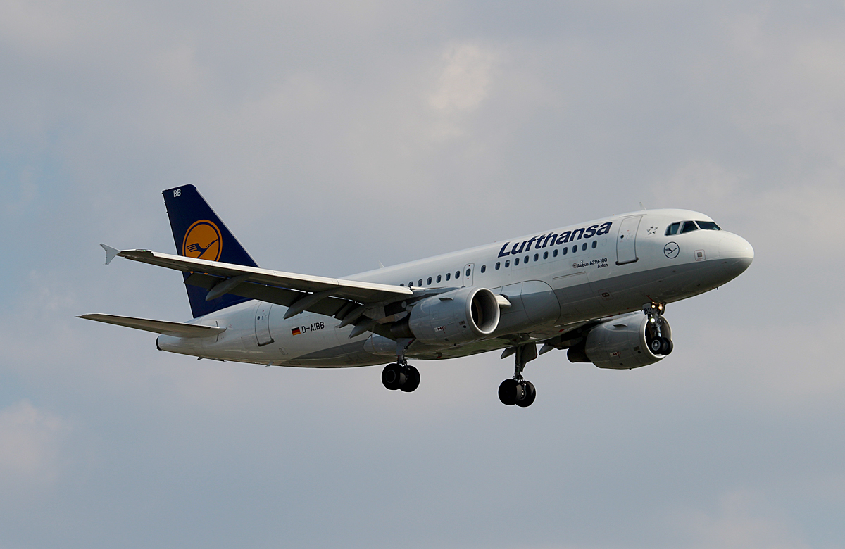 Lufthansa A 319-112 D-AIBB  Aalen  bei der Landung in Berlin-Tegel am 08.08.2014