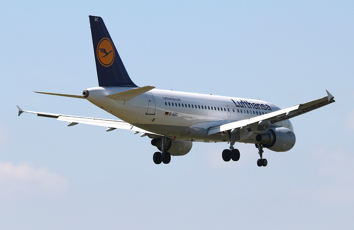 Lufthansa A 319-112 D-AIBC  Siegburg  bei der Landung in Berlin-Tegel am 19.05.2013