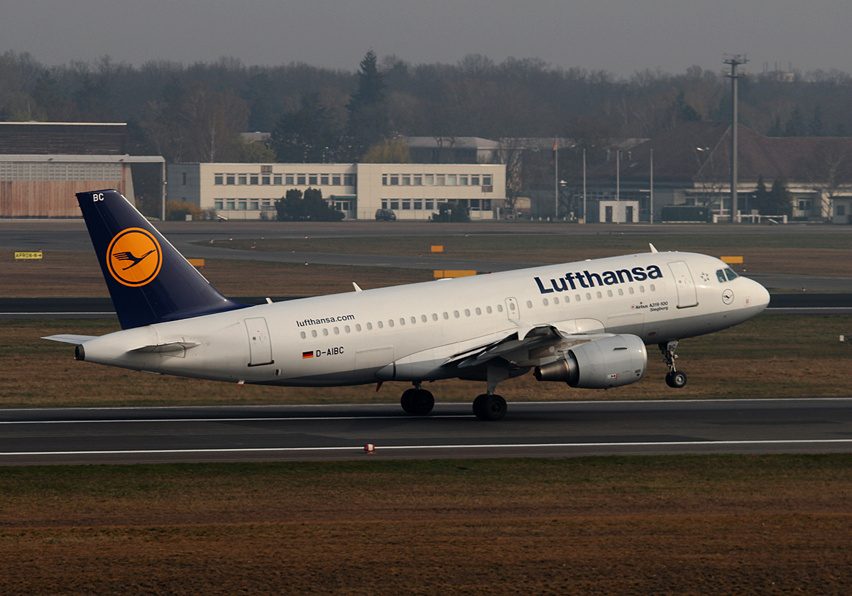 Lufthansa A 319-112 D-AIBC  Siegburg  beim Start in Berlin-Tegel am 29.03.2014