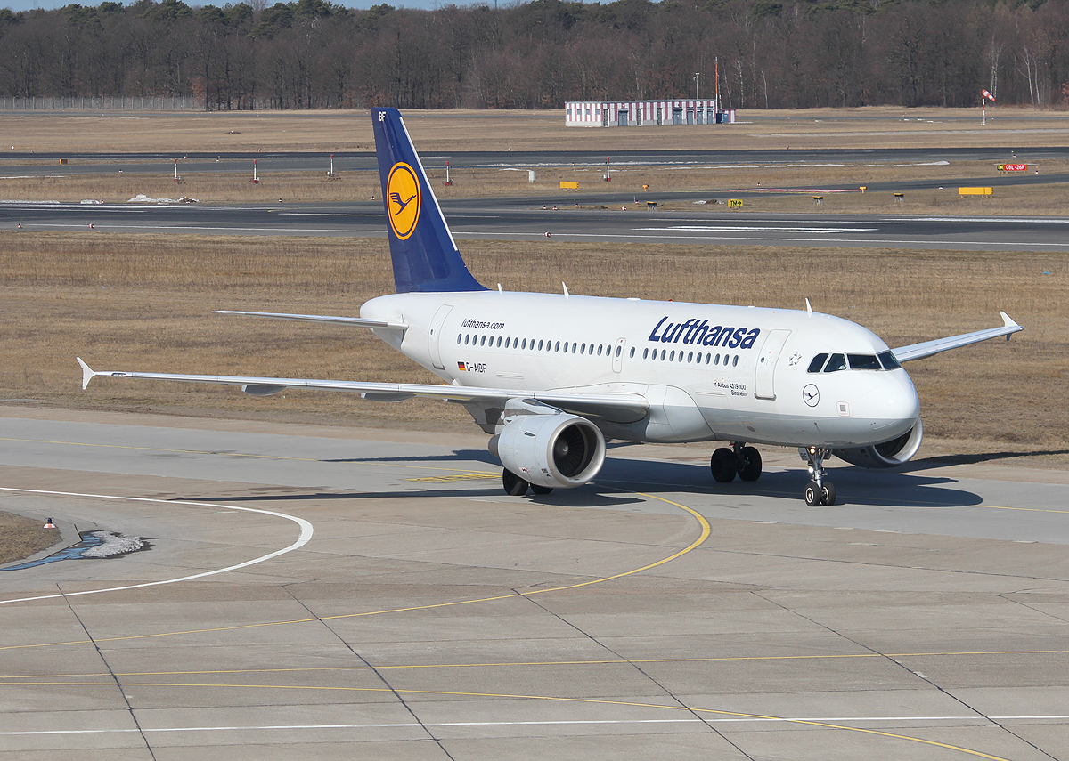 Lufthansa A 319-112 D-AIBF  Sinsheim  bei der Ankunft in Berlin-Tegel am 07.04.2013