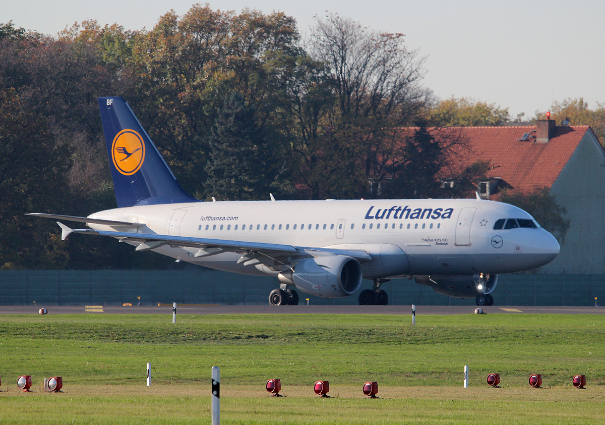 Lufthansa A 319-112 D-AIBF  Sinsheim  kurz vor dem Start in Berlin-Tegel am 31.10.2013