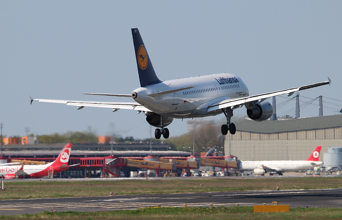 Lufthansa A 319-112 D-AIBF Sinsheim  bei der Landung in Berlin-Tegel am 05.05.2013