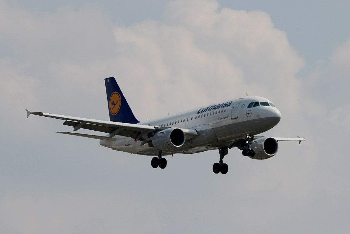 Lufthansa A 319-112 D-AKNI bei der Landung in Berlin-Tegel am 08.08.2014