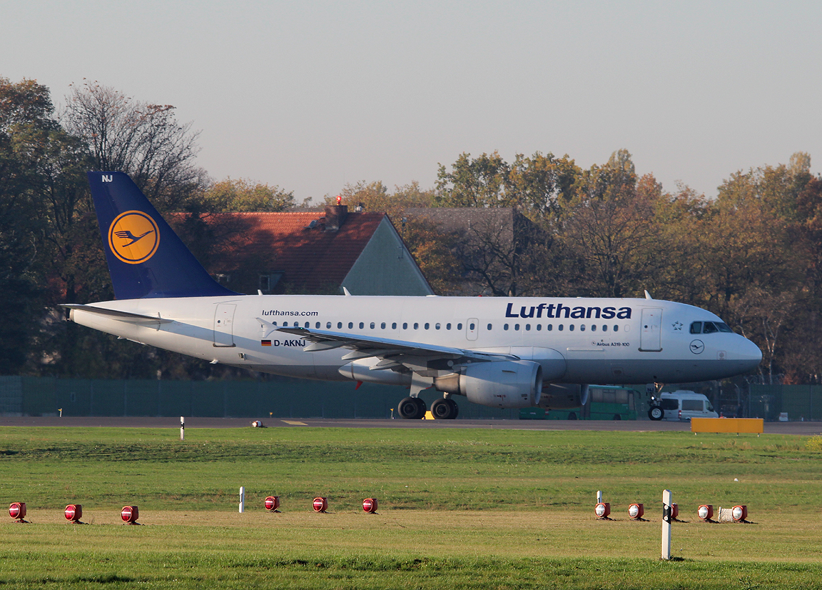 Lufthansa A 319-112 D-AKNJ kurz vor dem Start in Berlin-Tegel am 31.10.2013