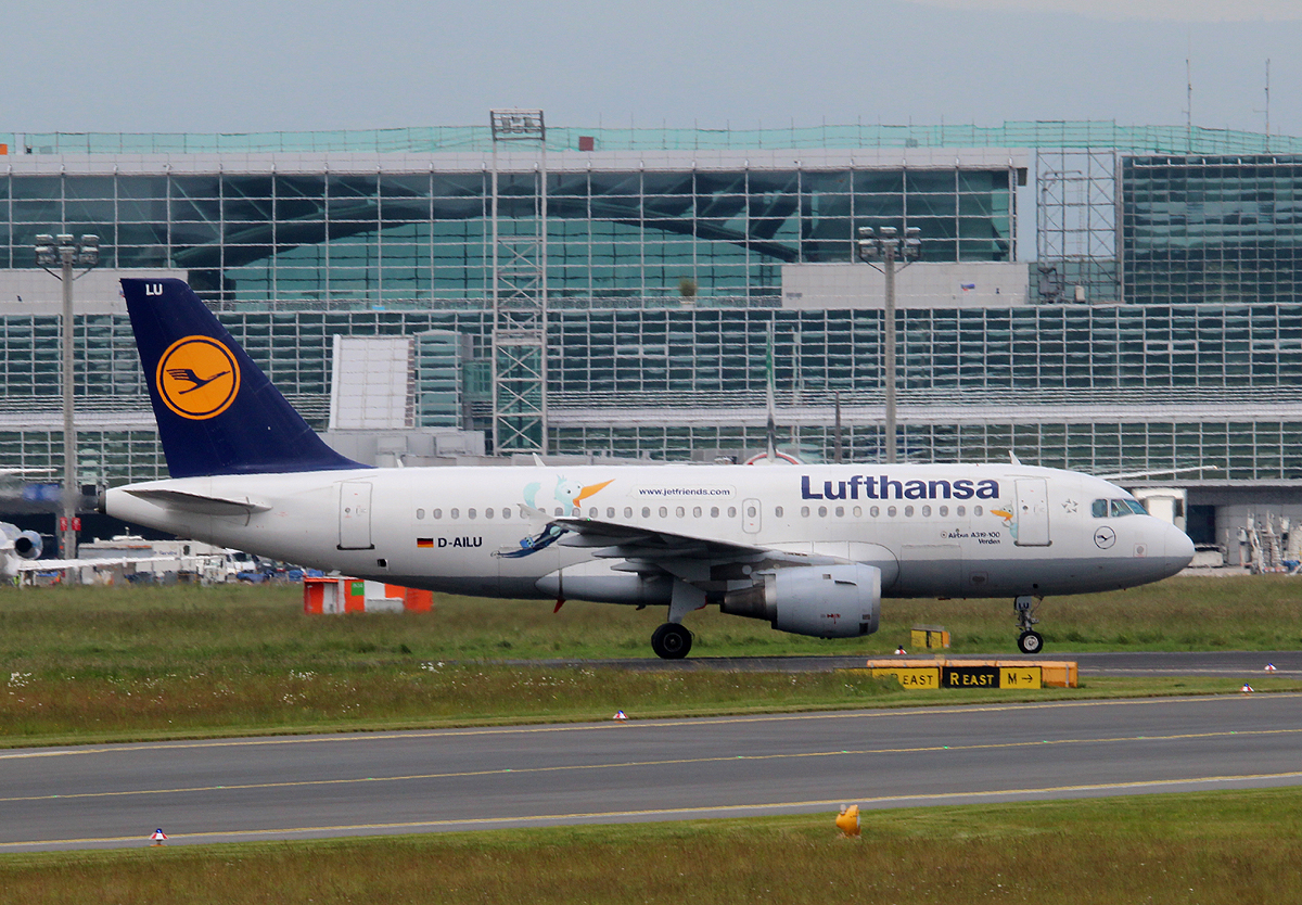 Lufthansa A 319-114 D-AILU bei der Ankunft in Frankfurt am 10.06.2013