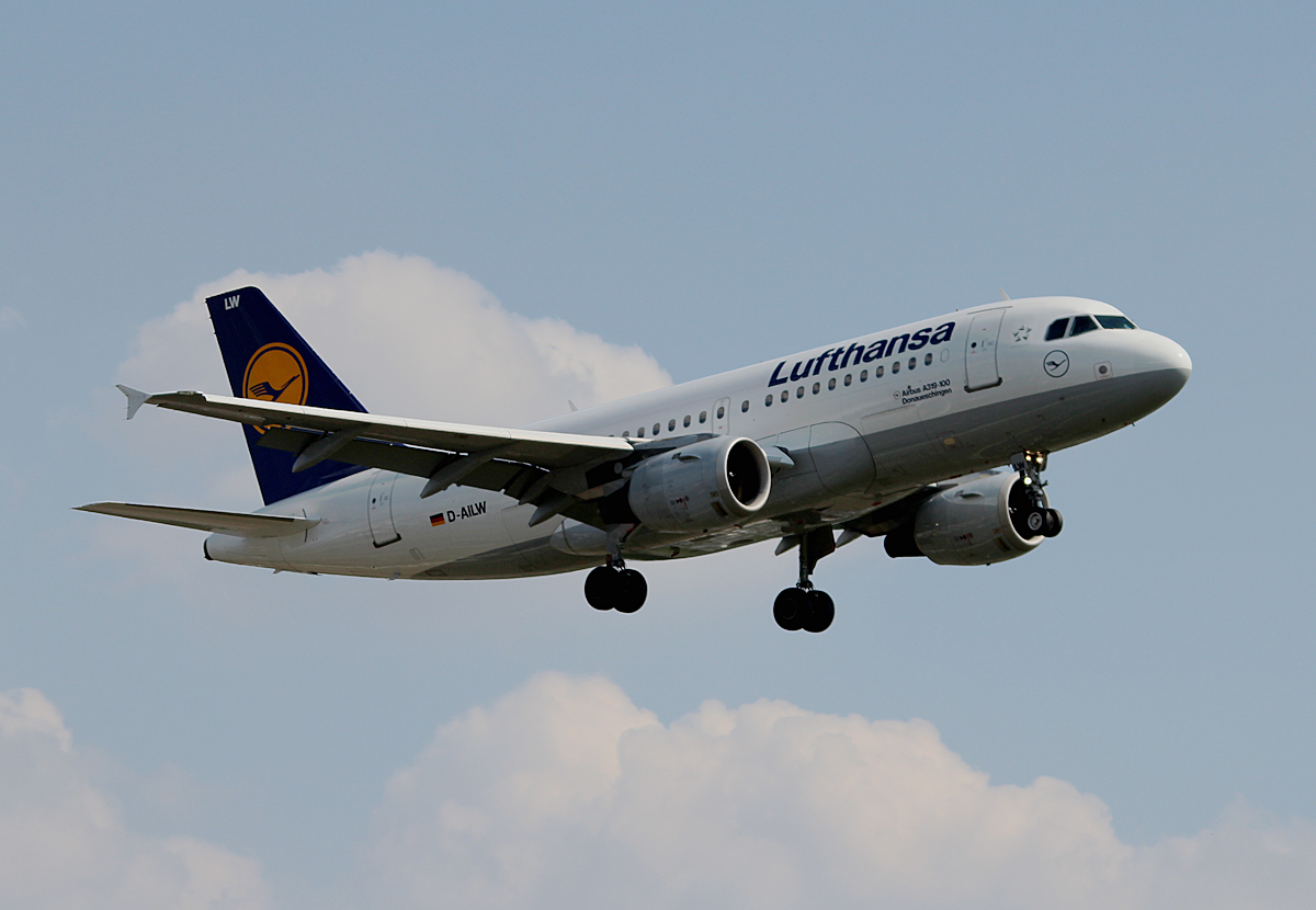 Lufthansa A 319-114 D-AILW bei der Landung in Berlin-Tegel am 08.08.2014