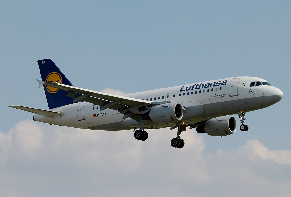 Lufthansa A 319-114 D-AILY  Schweinfurt  bei der Landung in Berlin-Tegel am 08.08.2014