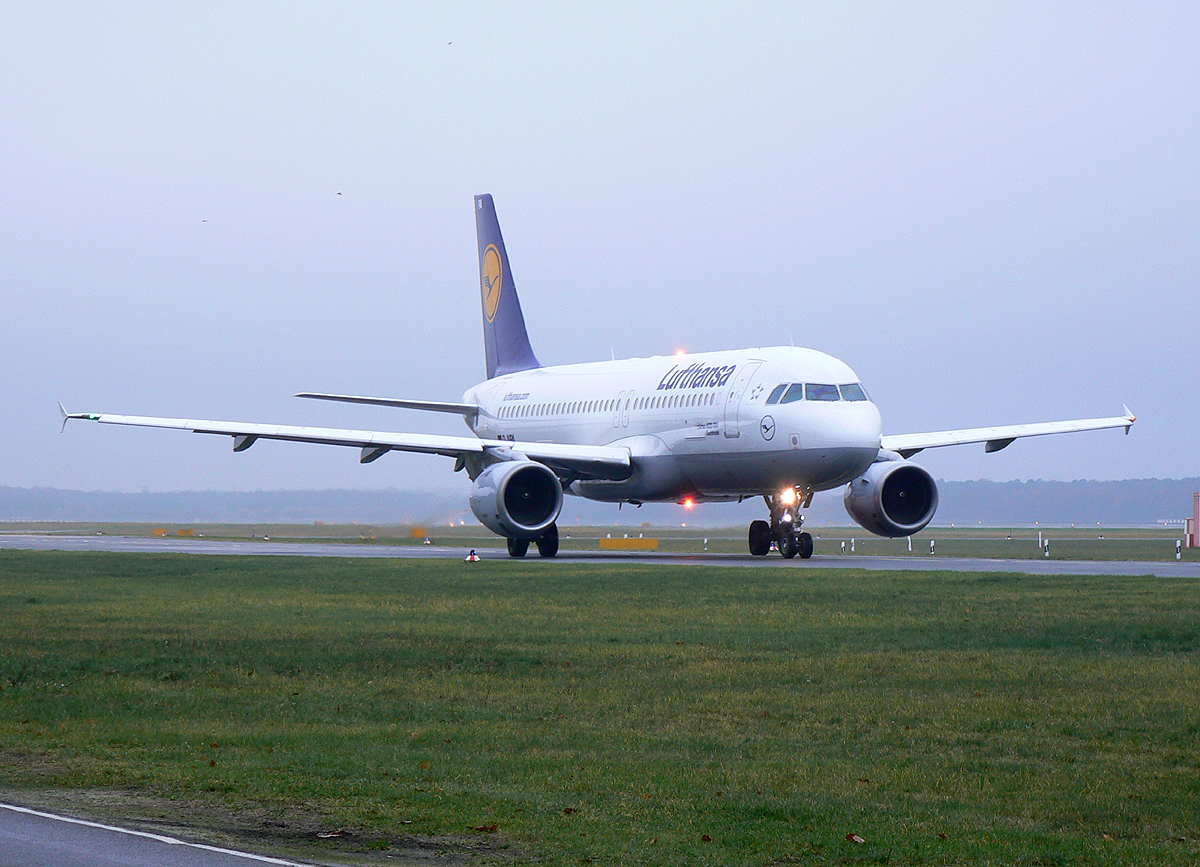 Lufthansa A 320-211 D-AIPA  Buxtehude  auf dem Weg zum Start in Berlin-Tegel am 24.11.2013