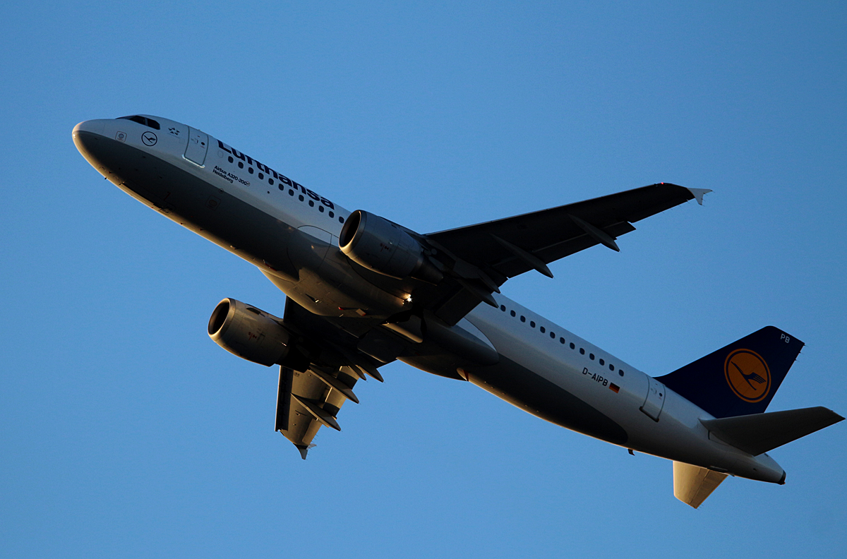 Lufthansa A 320-211 D-AIPB  Heidelberg  nach dem Start in berlin-Tegel am 09.01.2016