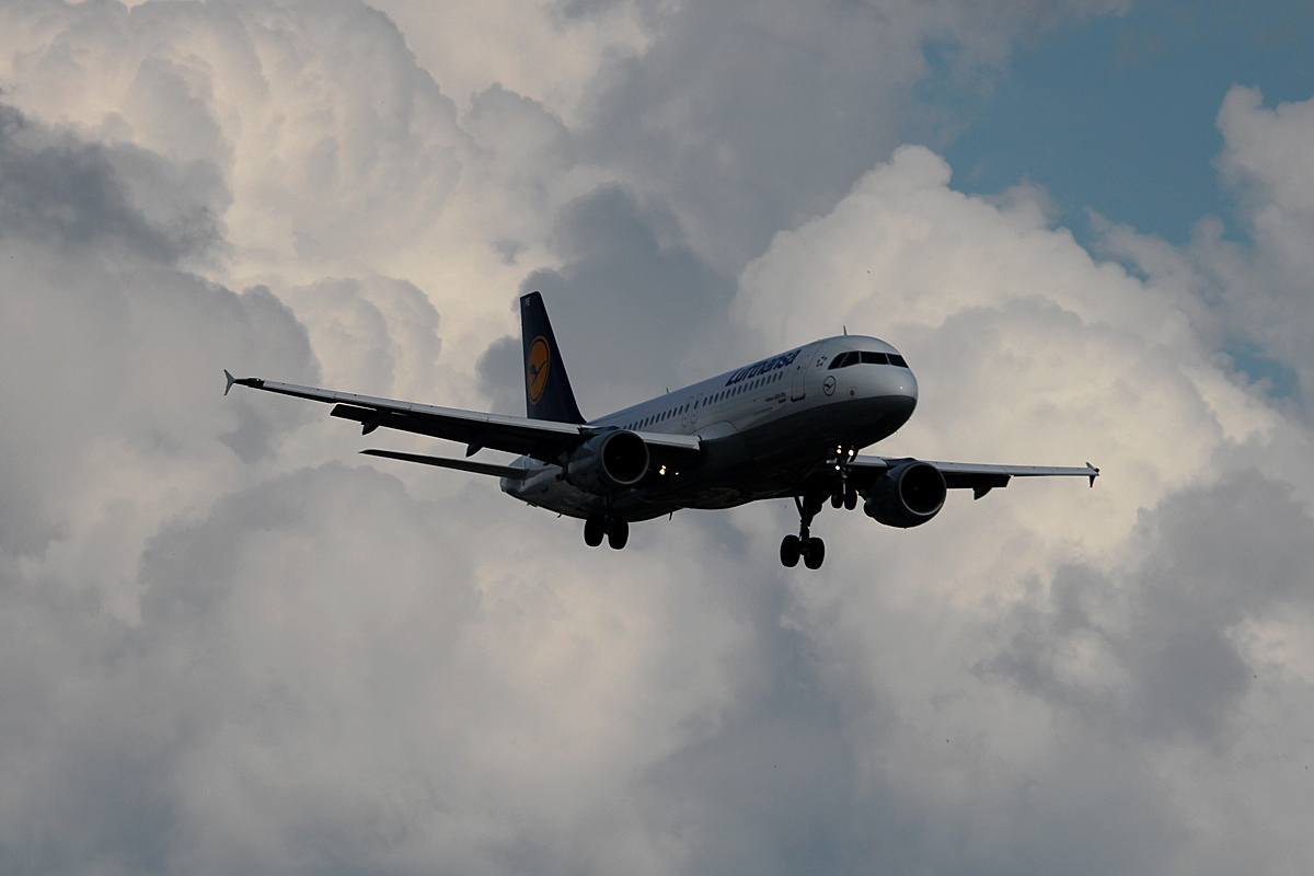 Lufthansa A 320-211 D-AIPE  Kassel  bei der Landung in Berlin-Tegel am 09.05.2014