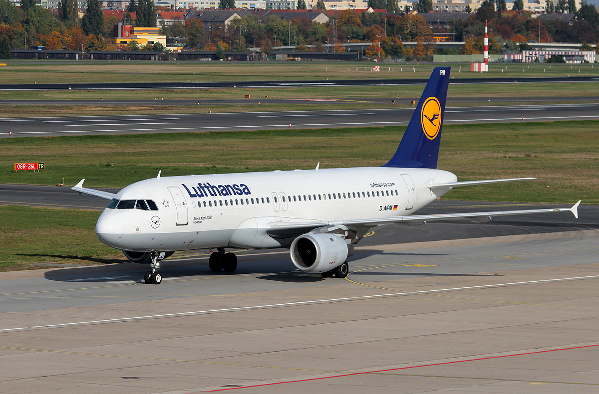 Lufthansa A 320-211 D-AIPM  Troisdorf  bei der Ankunft in Berlin-Tegel am 19.10.2013