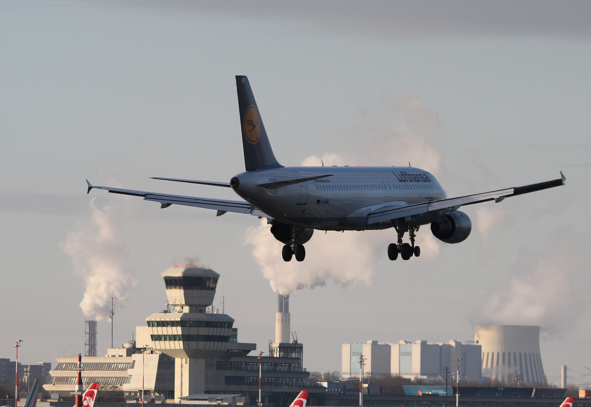 Lufthansa A 320-211 D-AIPR  Kaufbeuren  bei der Landung in Berlin-Tegel am 11.01.2014
