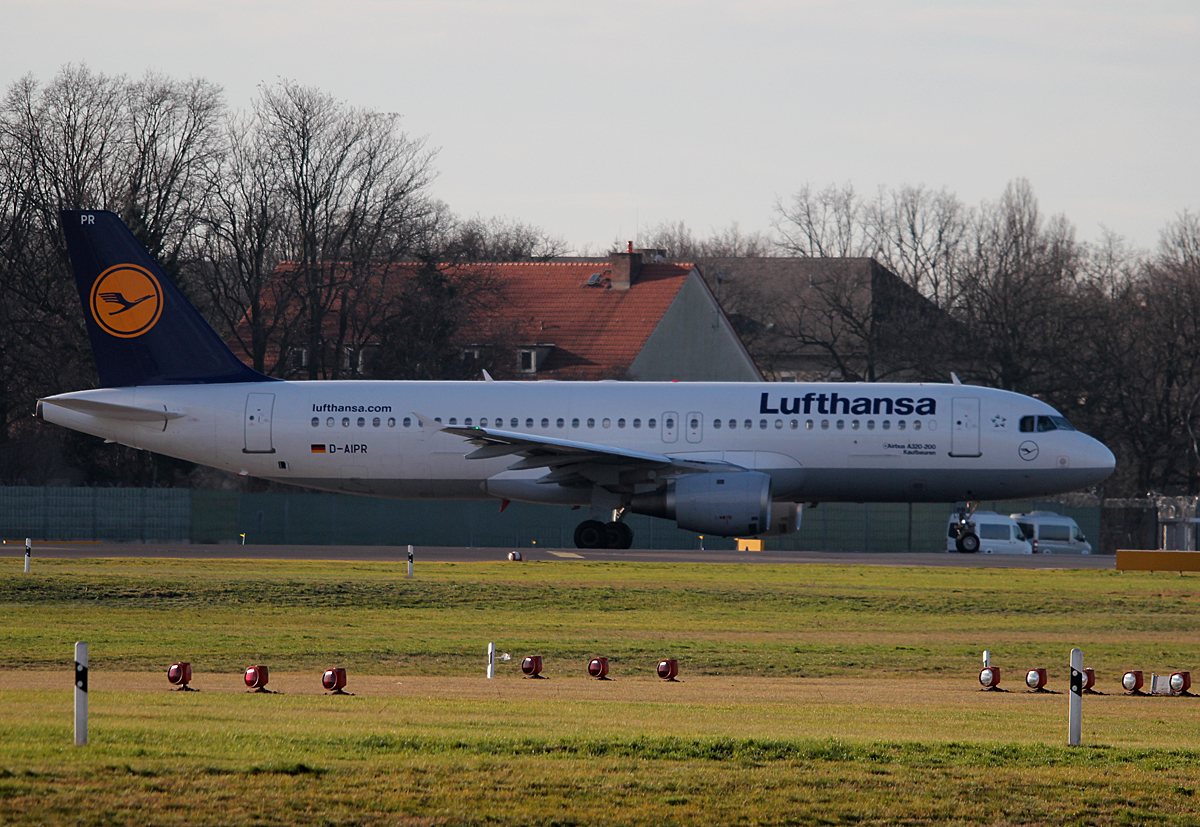 Lufthansa A 320-211 D-AIPR  Kaufbeuren  kurz vor dem Start in Berlin-Tegel am 11.01.2014