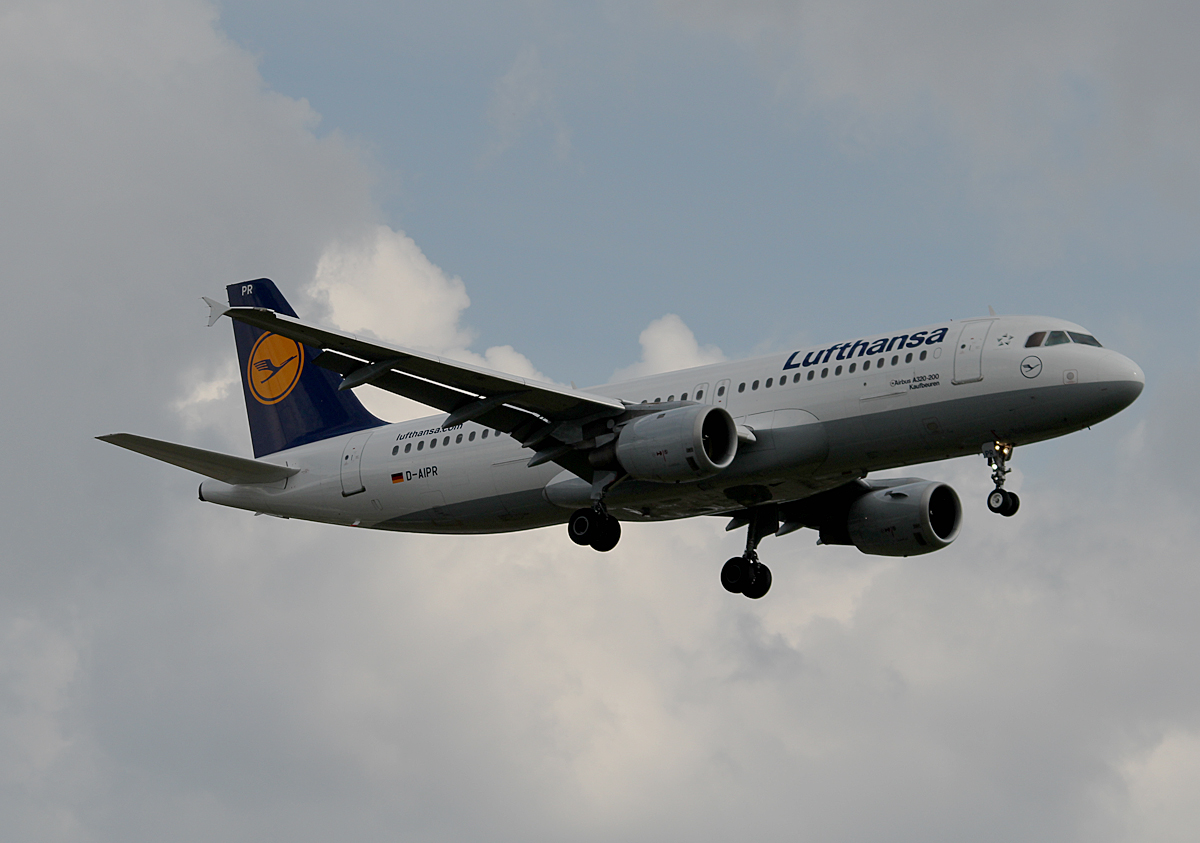 Lufthansa A 320-211 D-AIPR  Kaufbeuren  bei der Landung in Berlin-Tegel am 09.05.2014