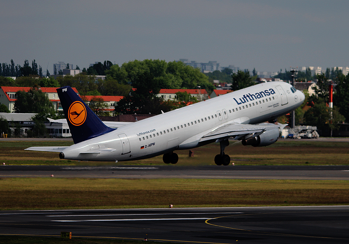 Lufthansa A 320-211 D-AIPW beim Start in Berlin-Tegel am 27.04.2014