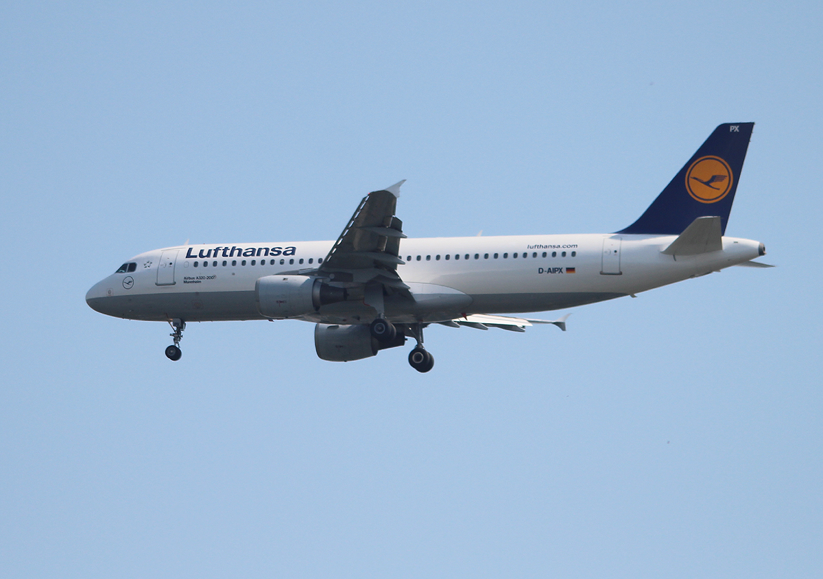 Lufthansa A 320-211 D-AIPX  Mannheim  bei der Landung in Berlin-Tegel am 18.06.2013