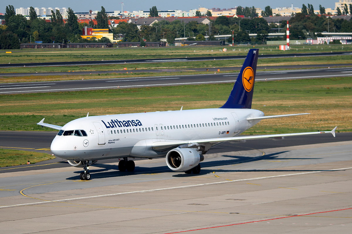 Lufthansa A 320-211 D-AIPY  Magdeburg  bei der Ankunft in Berlin-Tegel am 06.09.2013