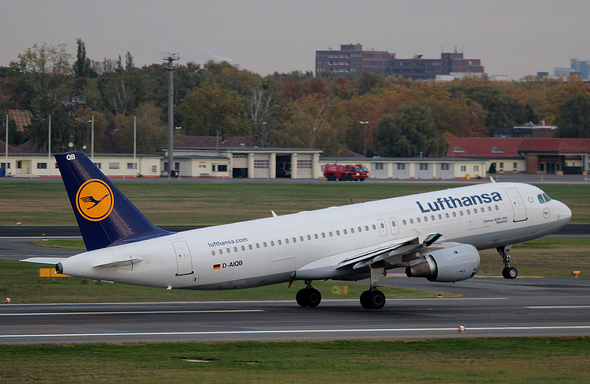 Lufthansa A 320-211 D-AIQB  Bielefeld  beim Start in Berlin-Tegel am 19.10.2013
