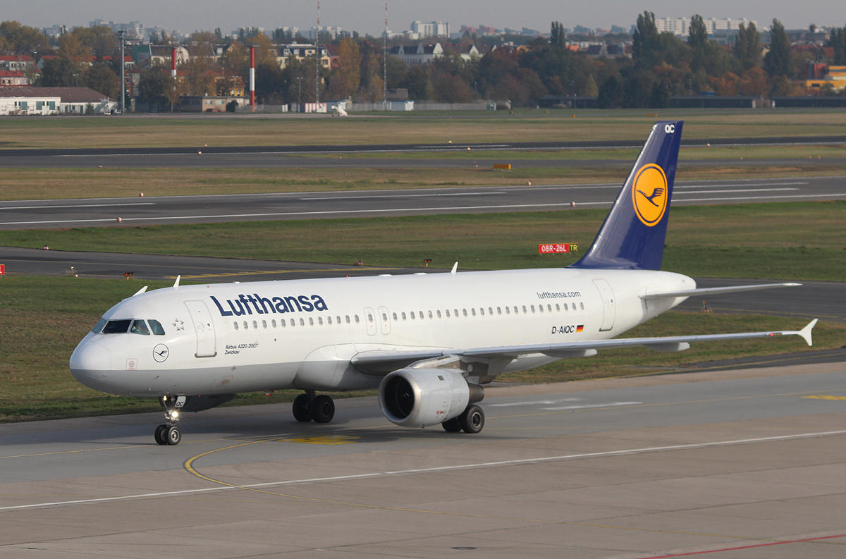 Lufthansa A 320-211 D-AIQC  Zwickau  bei der Ankunft in Berlin-Tegel am 19.10.2013