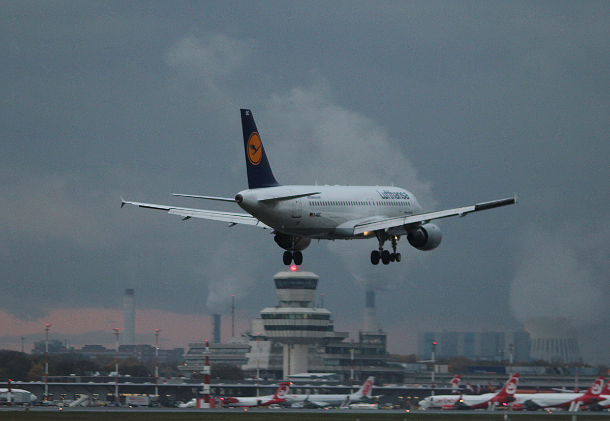 Lufthansa A 320-211 D-AIQC  Zwickau  bei der Landung in Berlin-Tegel am 09.11.2013