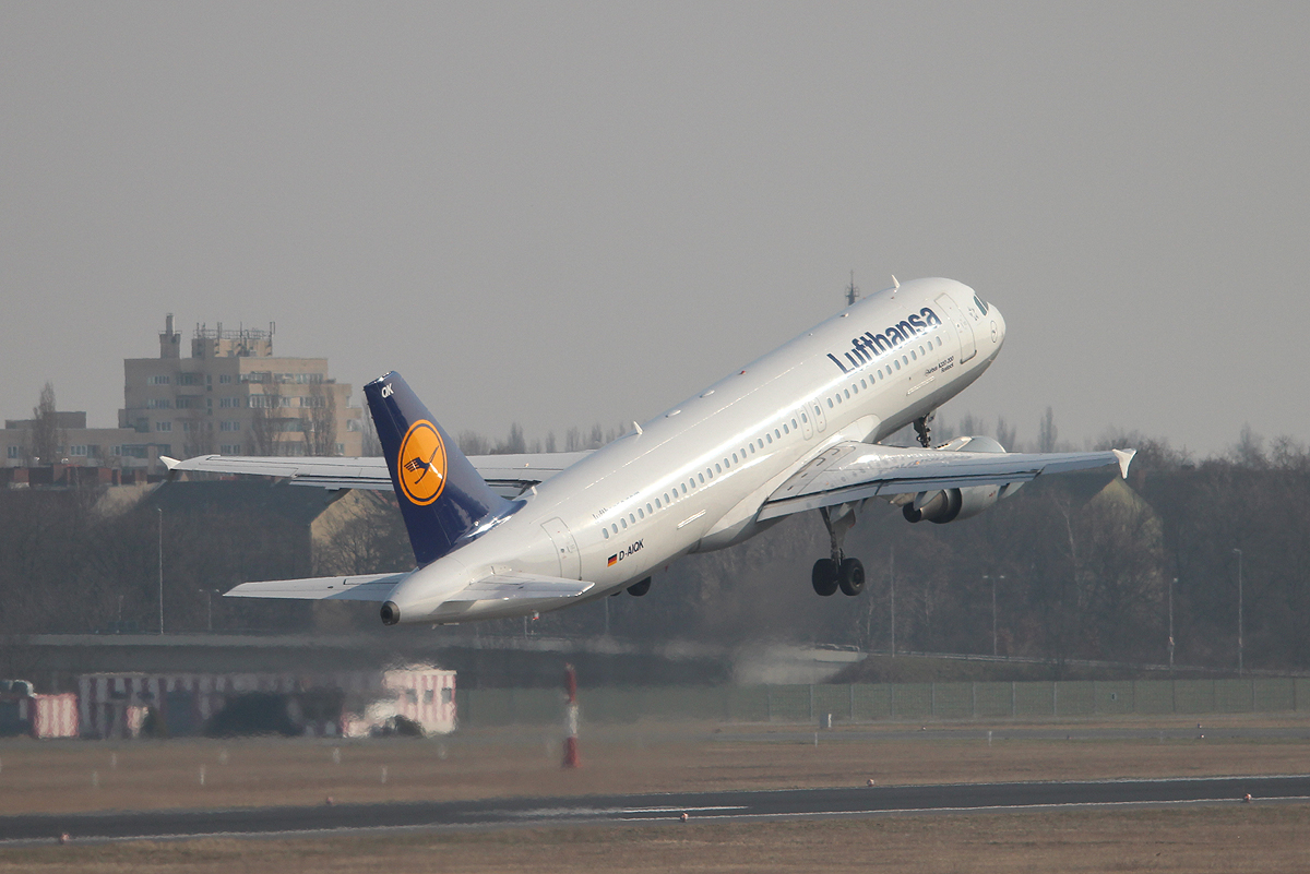 Lufthansa A 320-211 D-AIQK  Rostock  beim Start in Berlin-Tegel am 14.04.2013