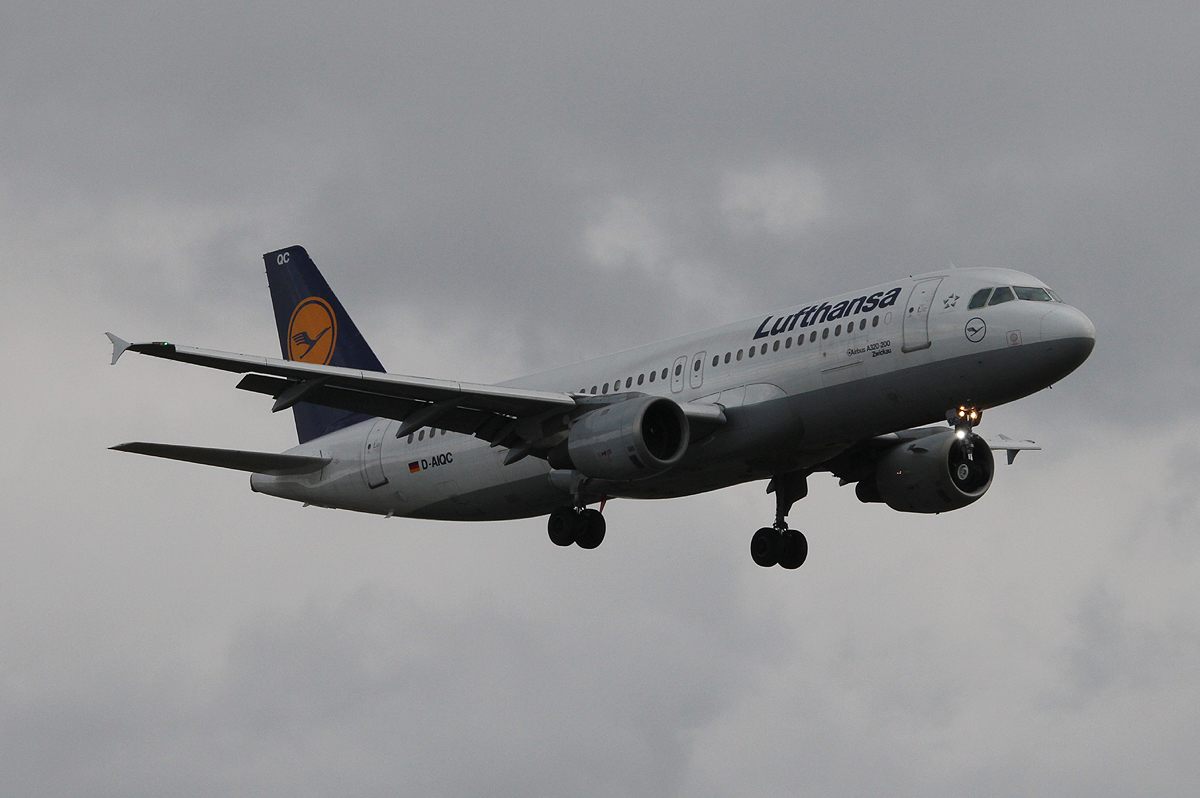 Lufthansa A 320-211 D-AIQL  Zwickau  bei der Landung in Berlin-Tegel am 09.11.2013