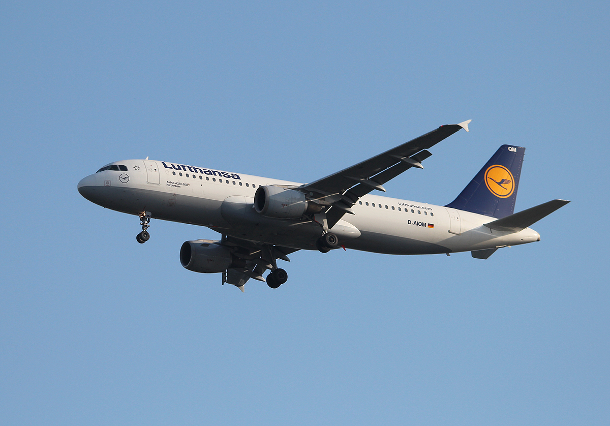 Lufthansa A 320-211 D-AIQM  Nordhausen  bei der Landung in Berlin-Tegel am 18.06.2013