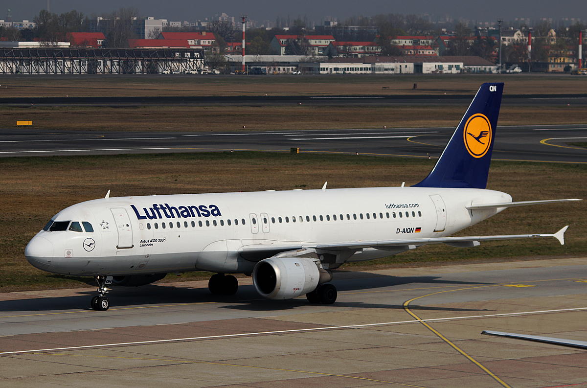Lufthansa A 320-211 D-AIQN bei der Ankunft in Berlin-Tegel am 29.03.2014