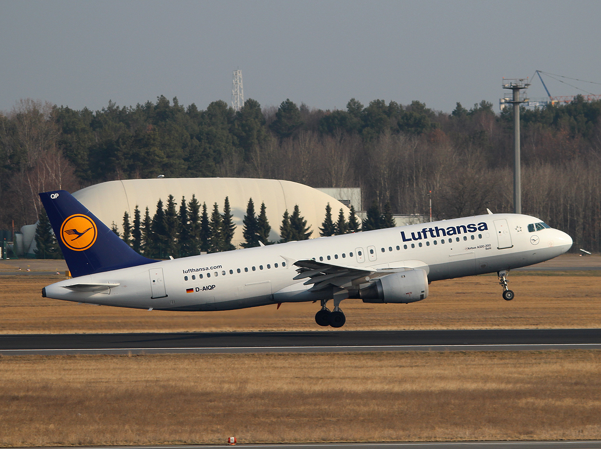 Lufthansa A 320-211 D-AIQP  Suhl  beim Start in Berlin-Tegel am 14.04.2013