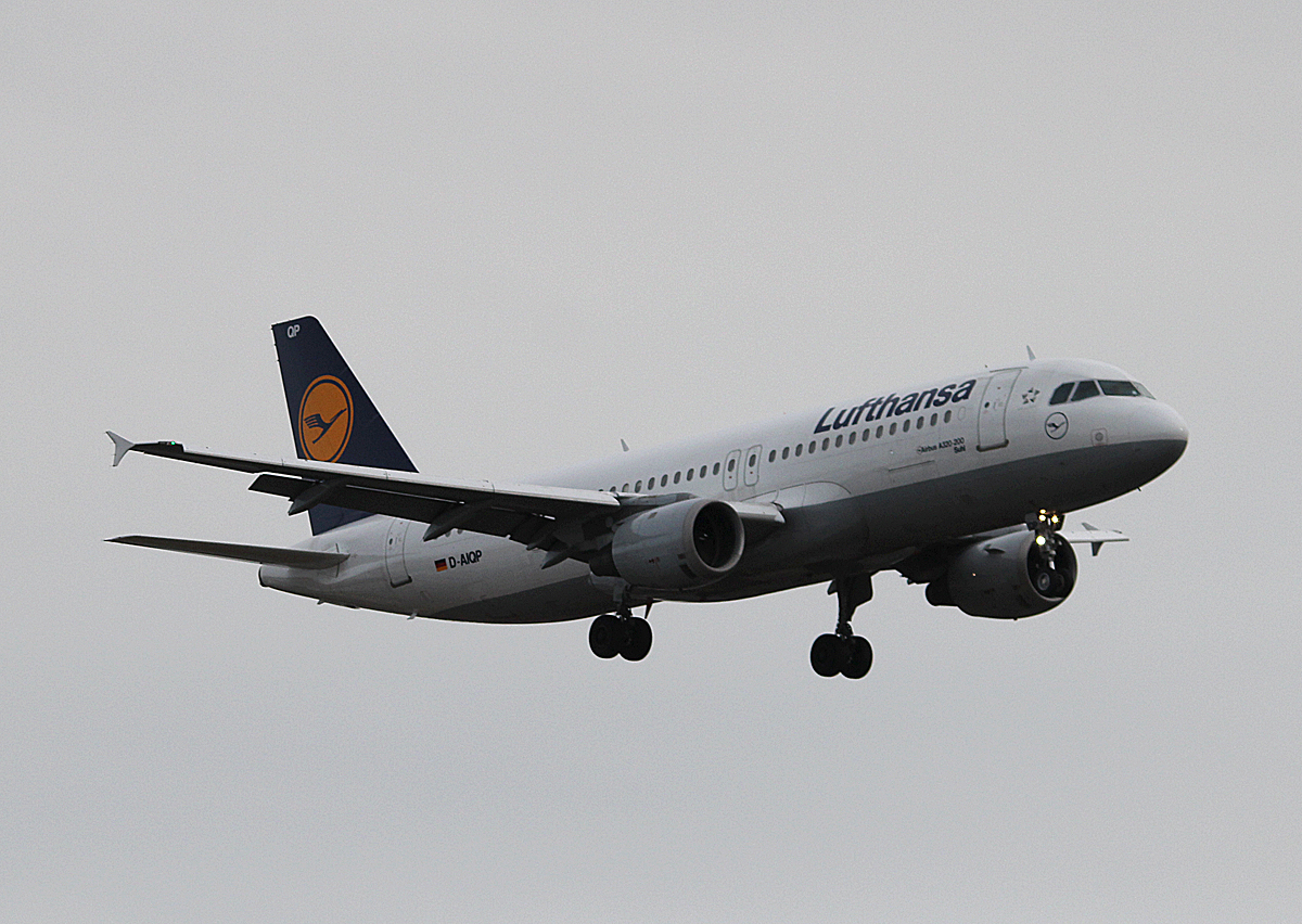 Lufthansa A 320-211 D-AIQP  Suhl  bei der Landung in Berlin-Tegel am 13.02.2014