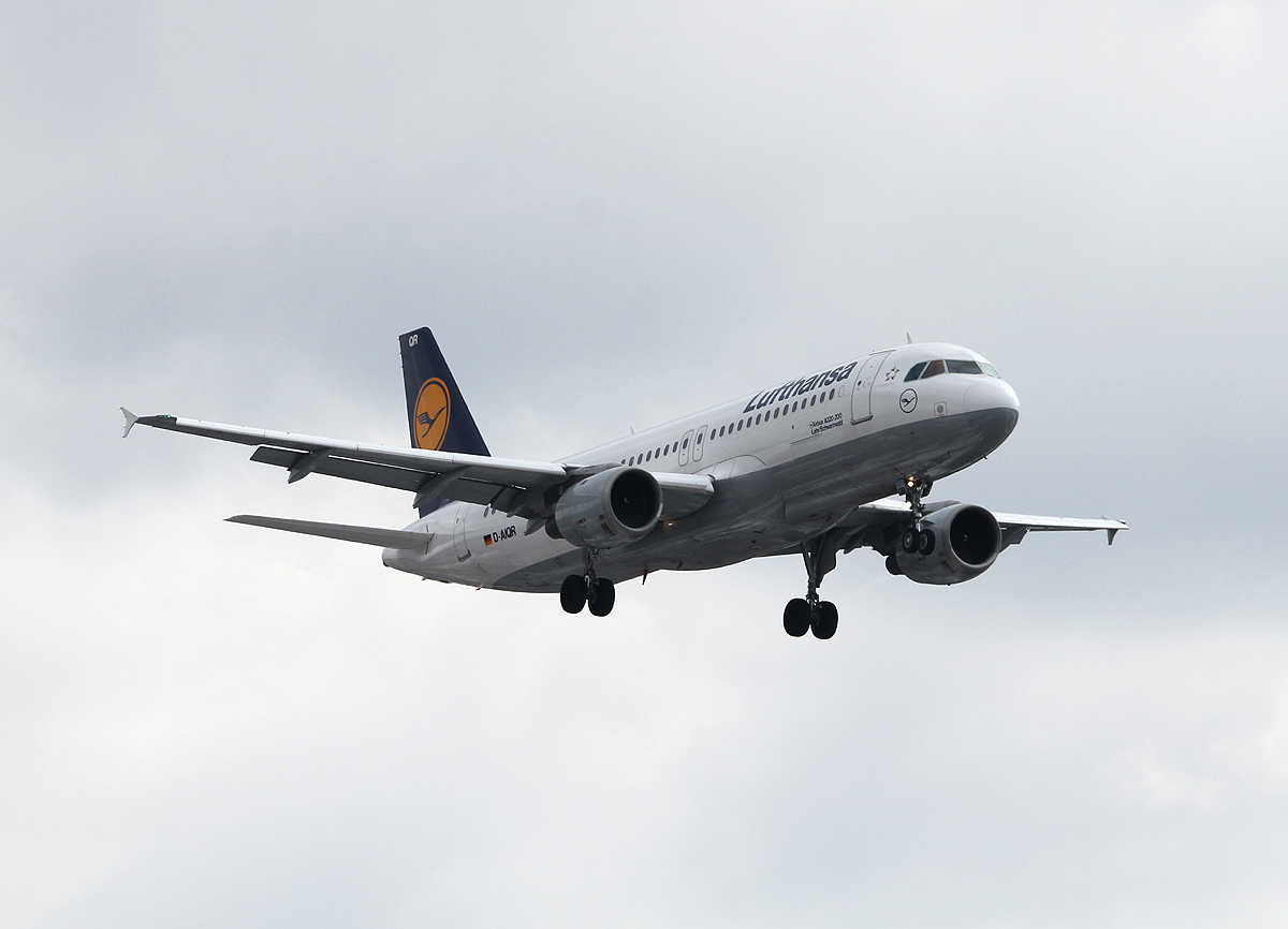 Lufthansa A 320-211 D-AIQR  Lahr/Schwarzwald  bei der Landung in Berlin-Tegel am 01.04.2013